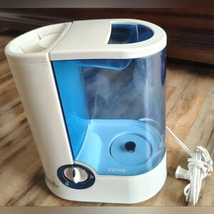 Vicks Cool Mist Humidifier in White and Blue